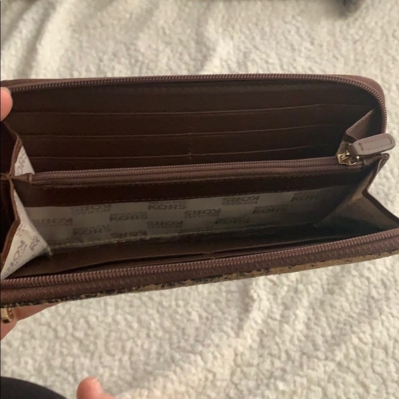 Michael Kors Wallet - Picture 4 of 6